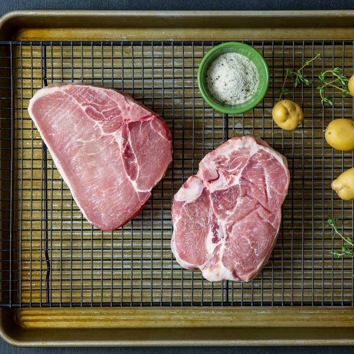 Os In Porterhouse Côtelettes, 2 côtelettes de 12oz pour la vente par Cheshire Pork