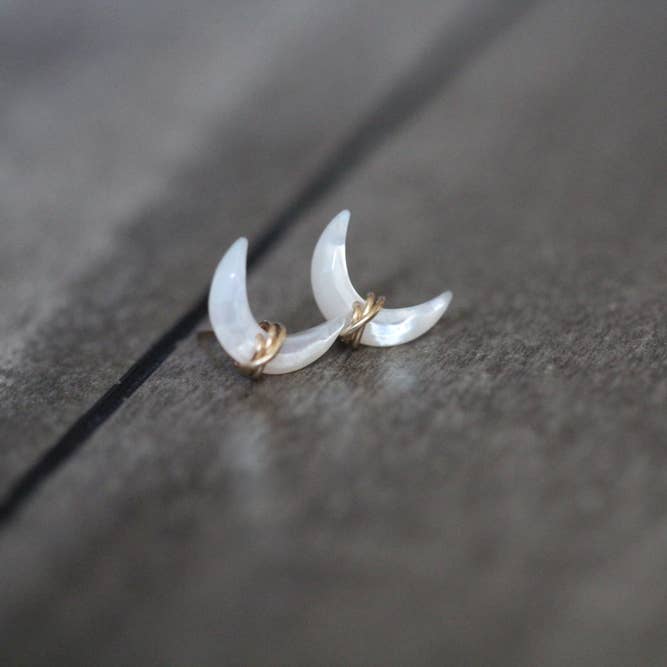 Tachuelas de Rayo de Luna - Madre Perla para venta al por mayor de Saressa Designs