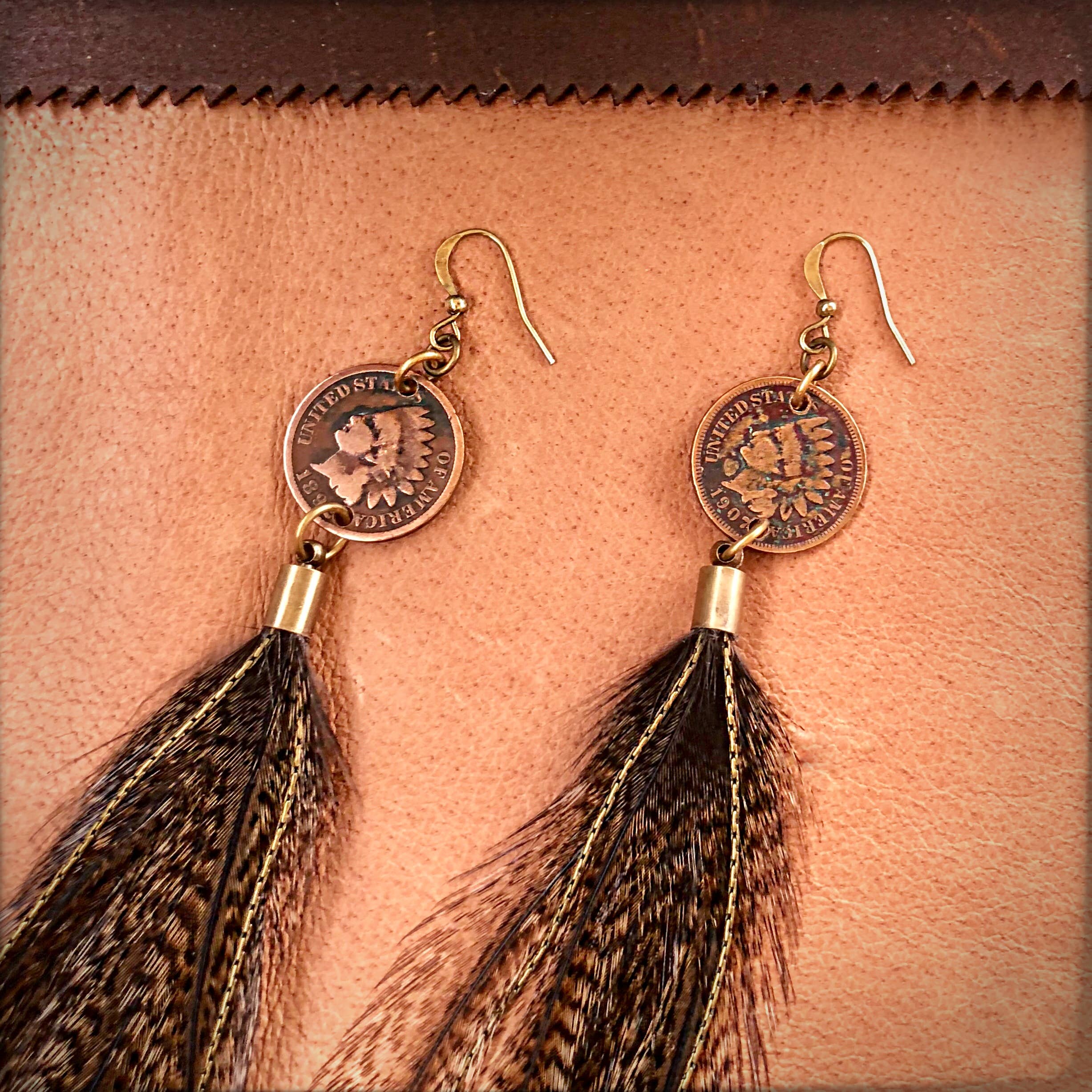 Coq de León Indian Cent och långa fjäderörhängen – Coq de Leon, Western-stil för wholesale på Faire6