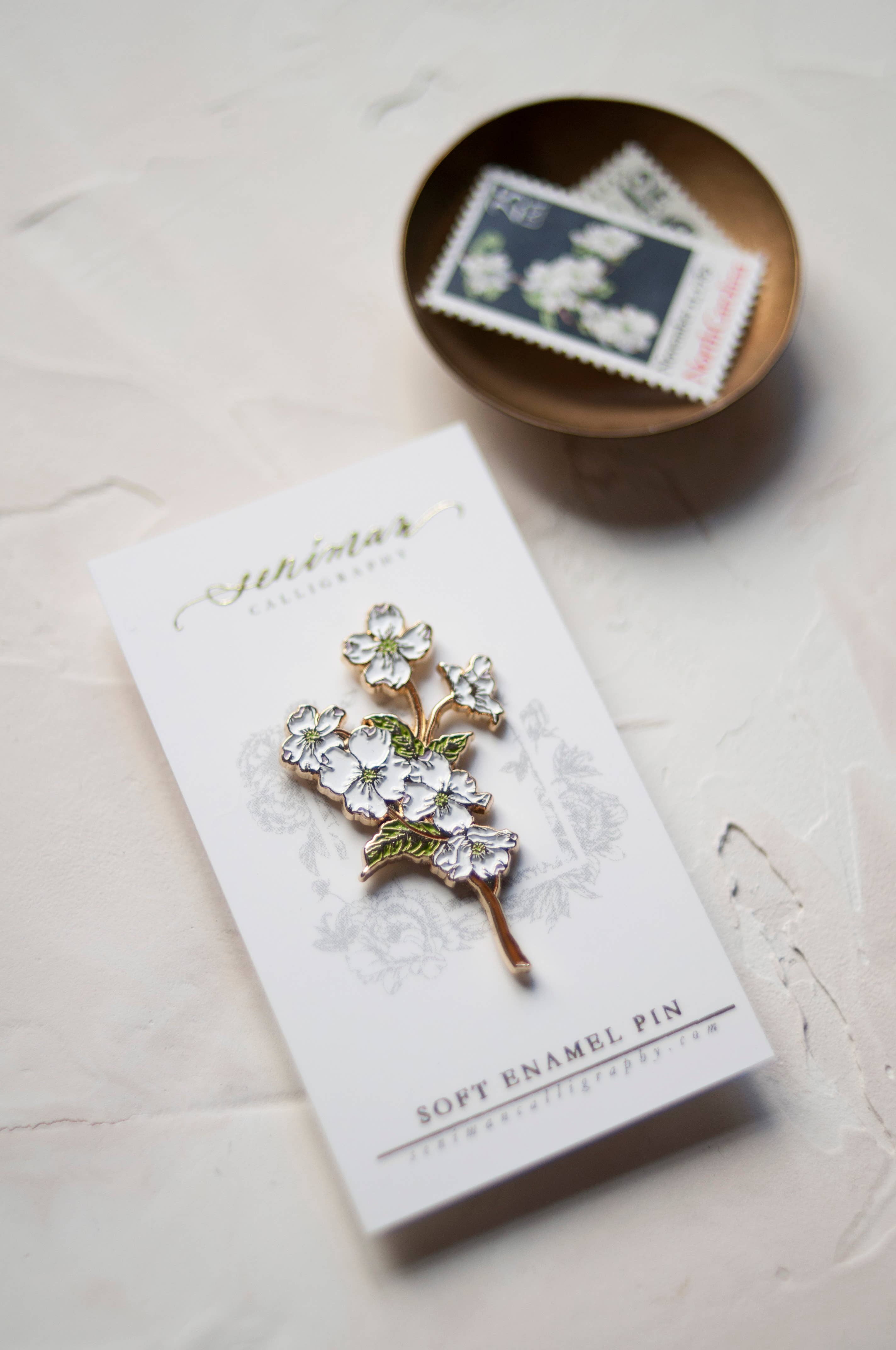 Seniman Calligraphy - Vendita all'ingrosso Spilla da bavero - Spilla in smalto morbido dorato3