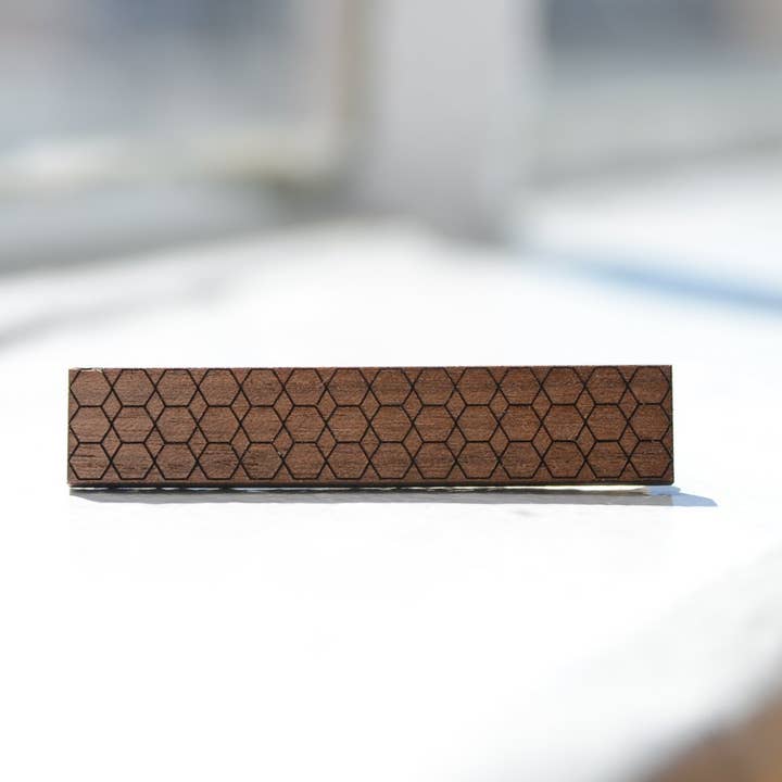 Barra de gravata hexagonal · Favo de mel geométrico · Madeira cultivada nos EUA por atacado de Bird of Virtue