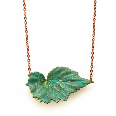 Collana con foglie di begonia, patina verdigris per la vendita all'ingrosso da parte di We Dream in Colour