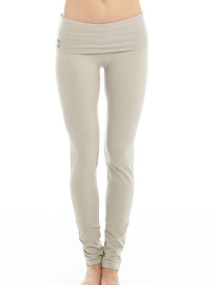 Husk Dvadasa Pantalon de yoga pour la vente par Satya Yoga Wear