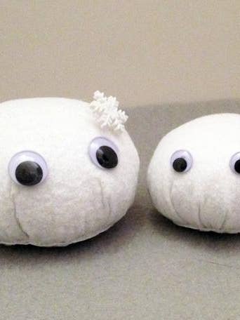 Petite peluche boule de neige en feutre avec flocon de neige pour la vente par Live Dream Create