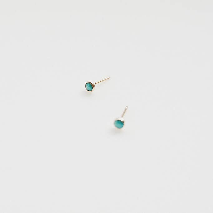 Clous de pierres gemmes en or 3 mm pour la vente par Devi Arts Collective