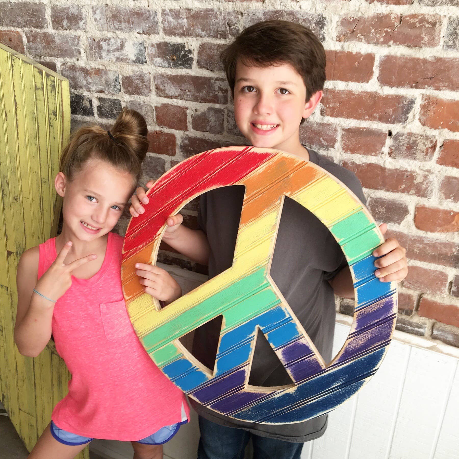 Grace Graffiti – Engroshandel Træ Wall Art – Friform Rainbow Peace Sign Trævægkunst1