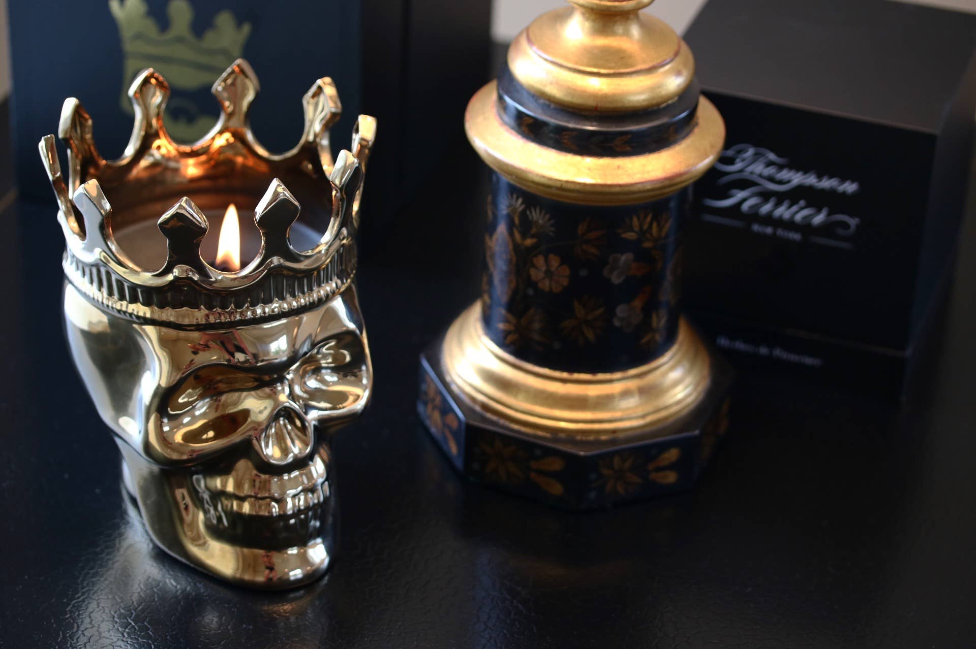 Thompson Ferrier - Vendita all'ingrosso Candela in vasetto - Candela Profumata Teschio d'Oro - Cognac, Prugna e Vaniglia5