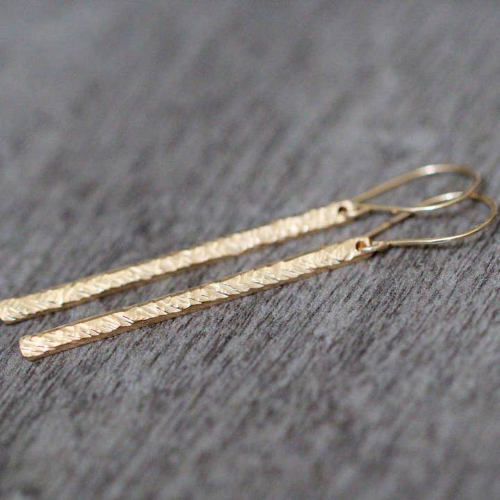 Lange und schlanke gehämmerte Stock-Ohrringe für den Großhandel von Saressa Designs