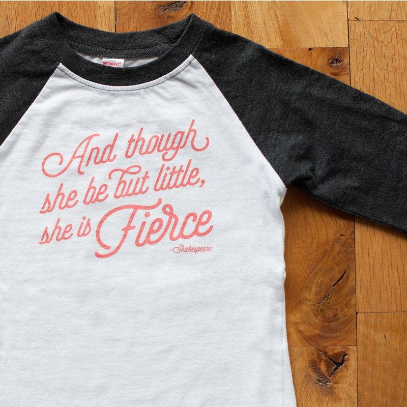 Sweetpea and Co. – Großhandel T-Shirt mit Siebdruck – Kinder – She Is Fierce Kid Raglan-T-Shirt für den Schulanfang7