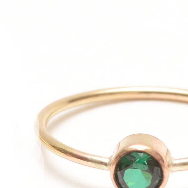 Bague à empiler Circa en émeraude cultivée en laboratoire pour la vente par Favor Jewelry