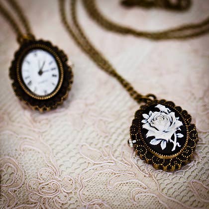 Die Belle Taschenuhr-Halskette - White Rose für den Großhandel von Adorned by Aisha