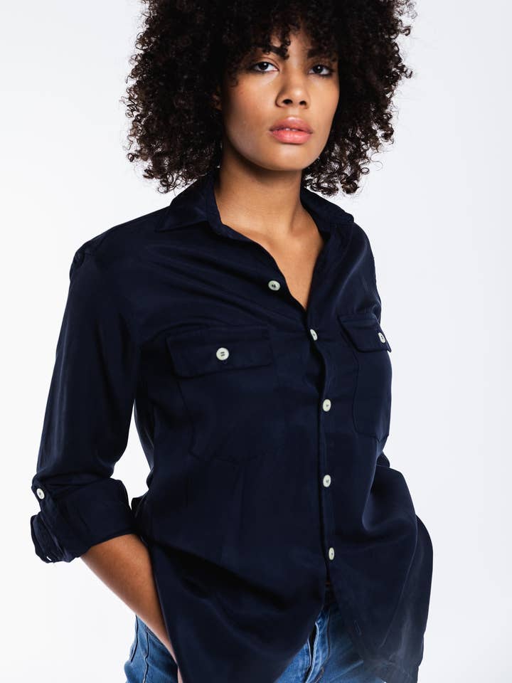 Chemise petite amie en Tencel bleu marine pour la vente par Emily Phillips Clothing