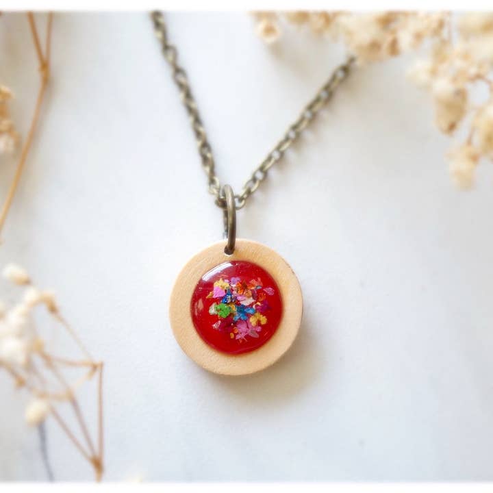 Collier en bois en magenta et mélange de fleurs séchées en résine pour la vente par Ann + Joy