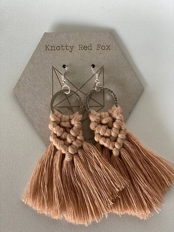 Gouden Farren Macrame-oorbellen voor wholesale door Knotty Red Fox Macrame
