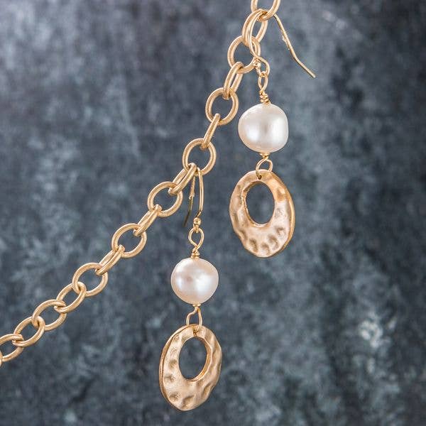 Orecchini in bronzo martellato/perle d'acqua dolcia/oro 1 per la vendita all'ingrosso da parte di Felicity Jewelry Designs