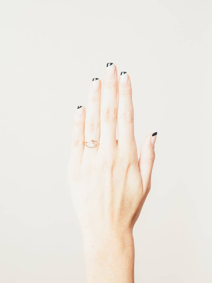 Anel Veela - Rainbow Moonstone por atacado de I Like It Here Club