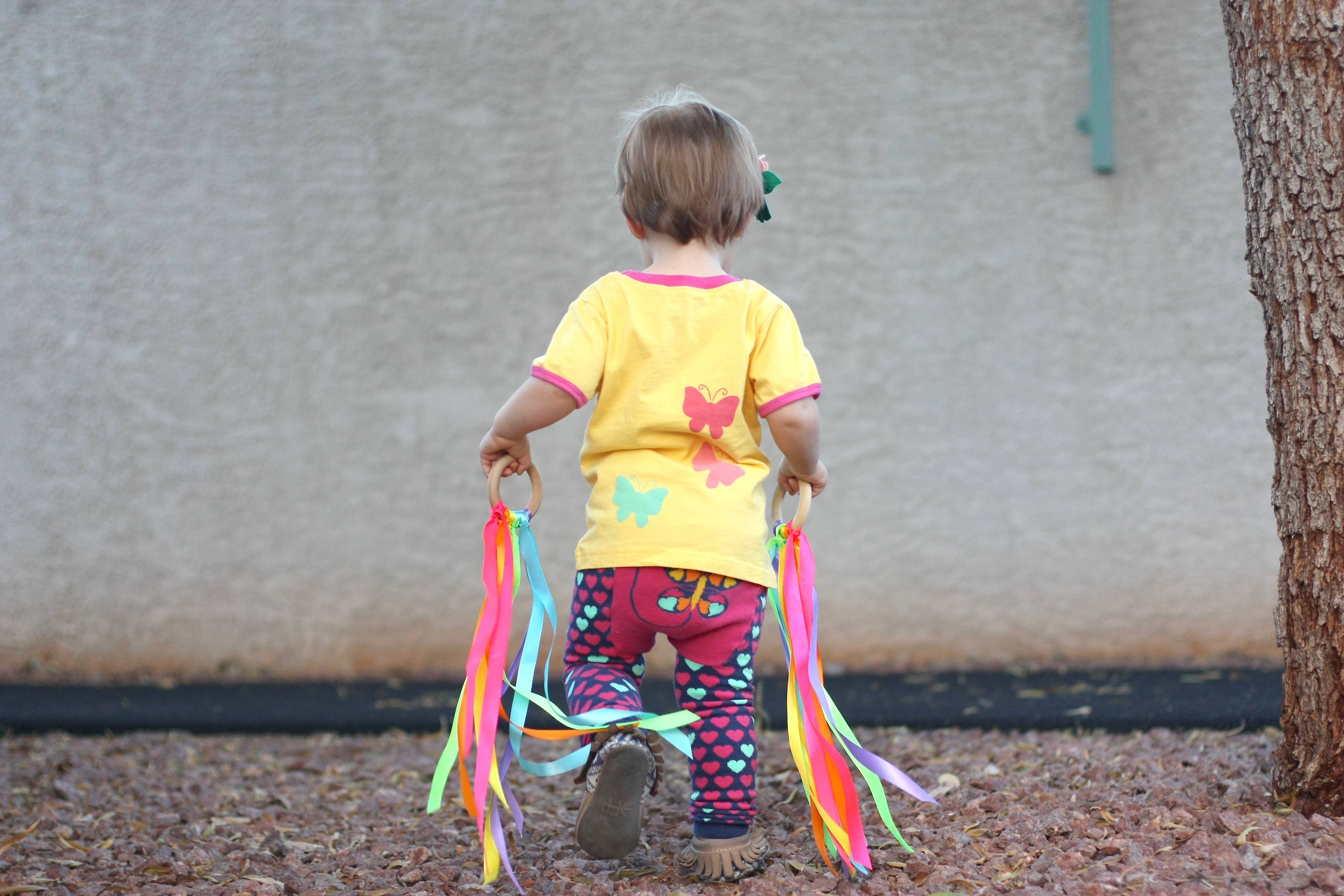 Doodle Pants – Engroshandel T-shirt - Børn – Gul sommerfugl småbørn og børn skjorte1