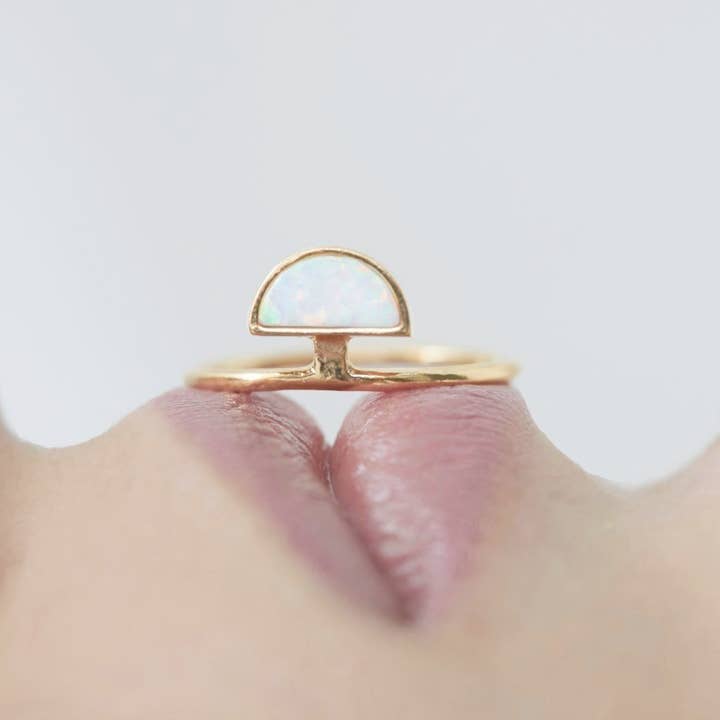Half Moon Ring Opal Stone Guld for engroshandel hos Sheisme