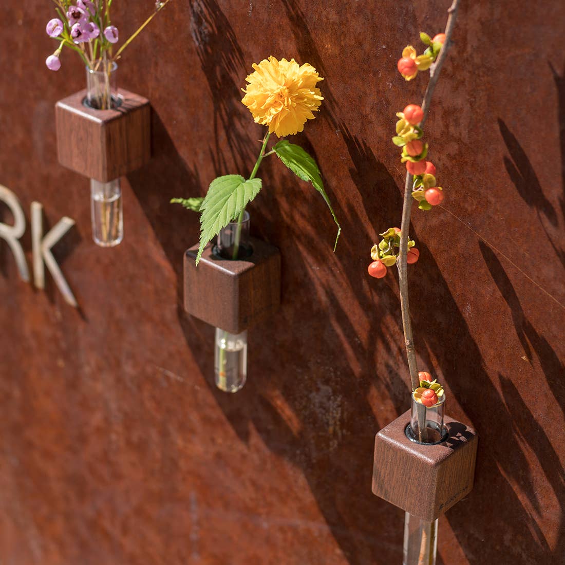 FUNNYFISH - Wholesale Vase - Smart Magnet Vase - Cube (Dark, single)1