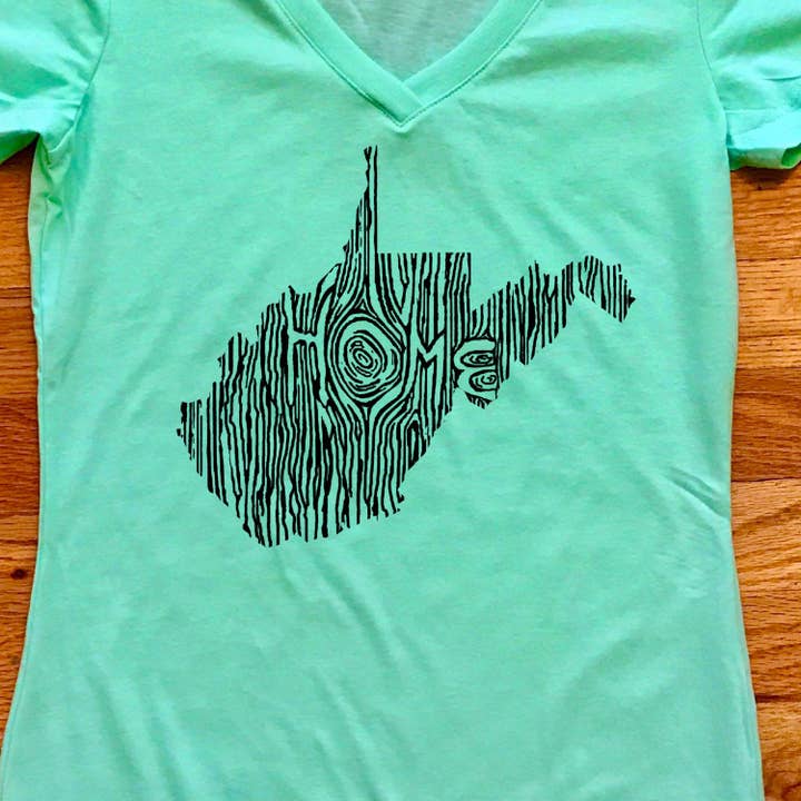 XL - West Virginia State T-shirt à col en V pour femme pour la vente par Ingrained Apparel