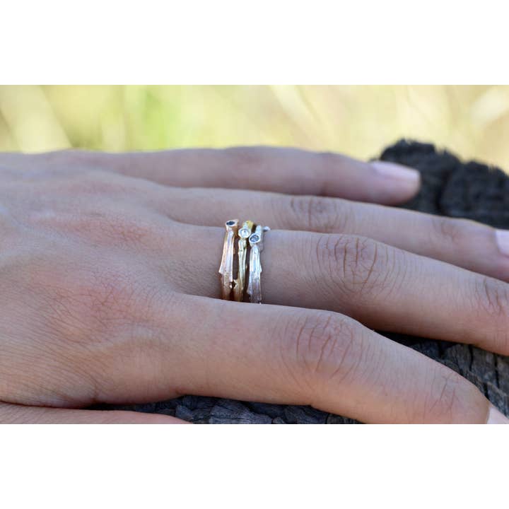 MezzeJewelry - Venta al por mayor Anillos solitarios - Solitario ramita de oro amarillo de 14 quilates, diamante negro