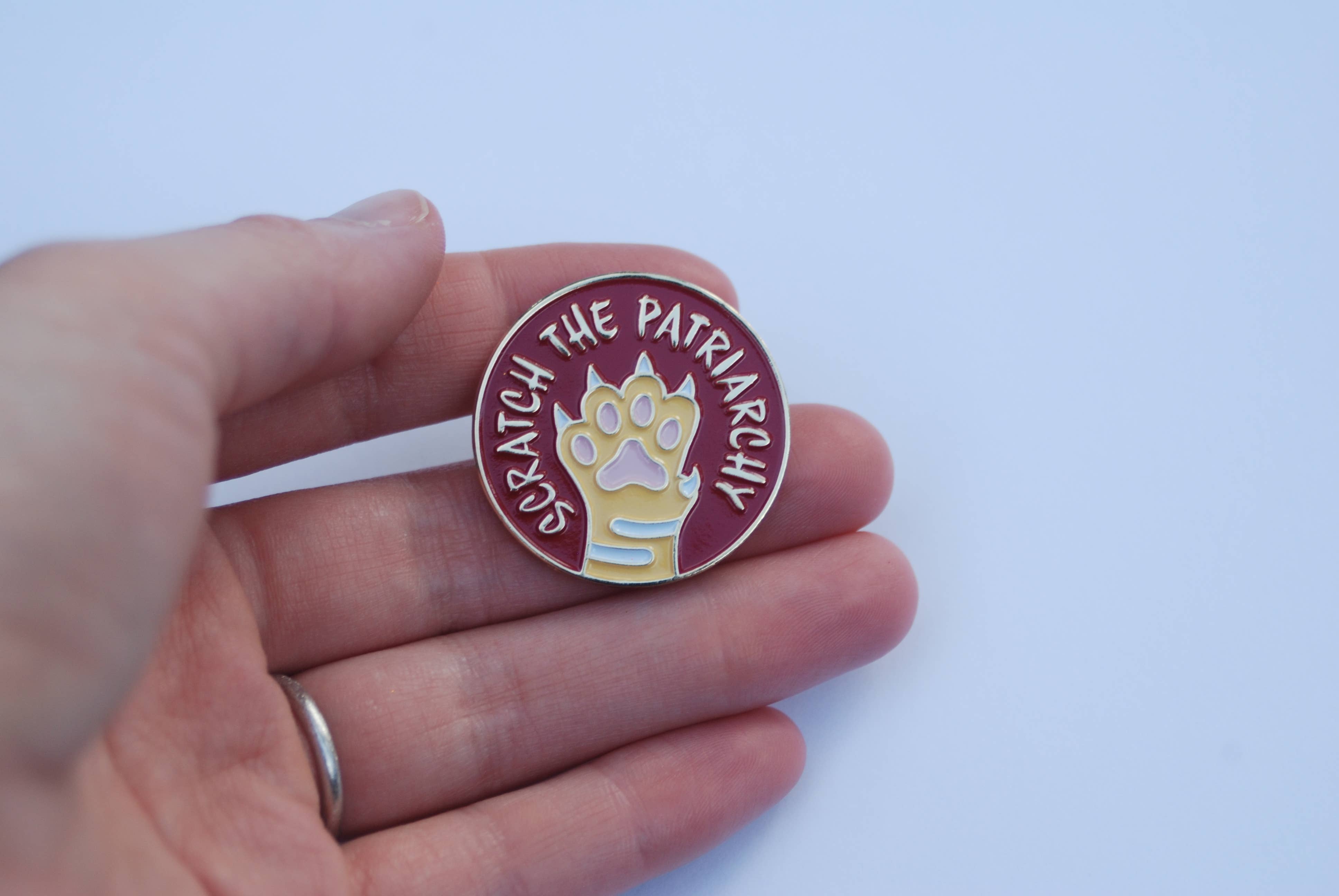 Bang-Up Betty - Vente Épinglettes/boutons - Scratch the Patriarcat Épingle en émail1