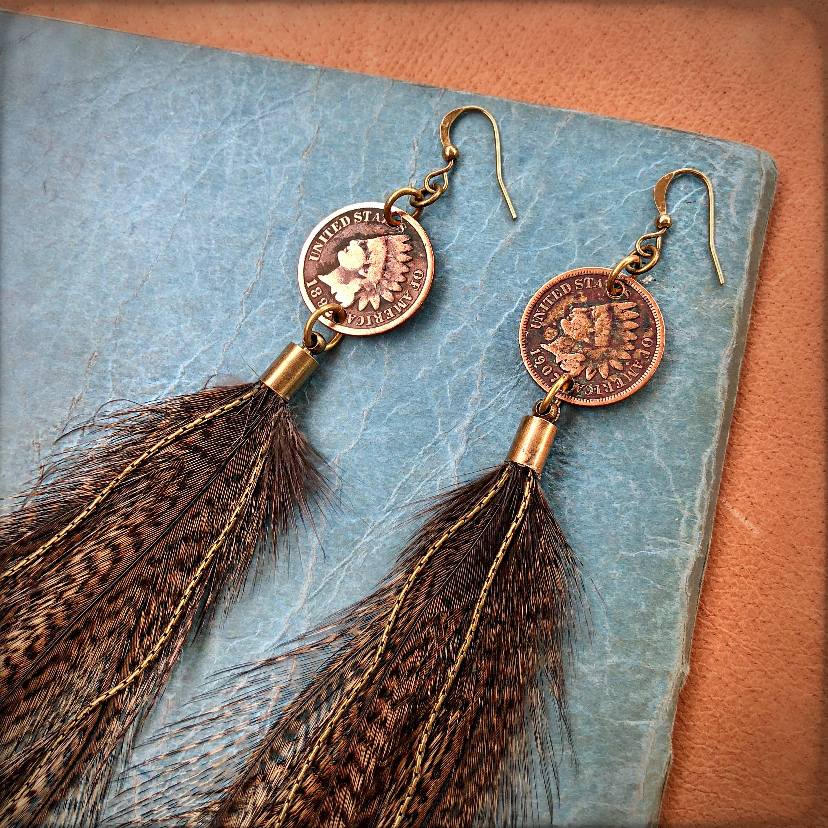 Coq de León Indian Cent och långa fjäderörhängen – Coq de Leon, Western-stil för wholesale på Faire10