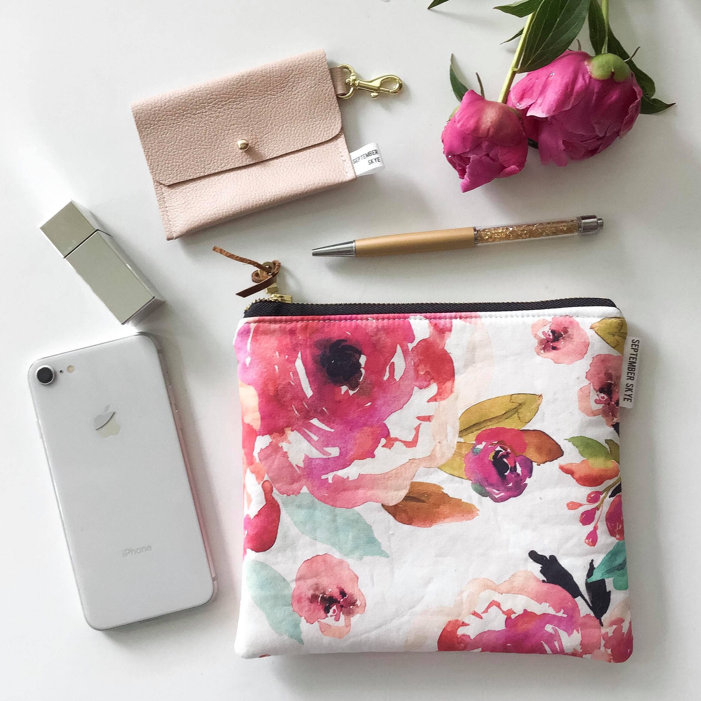 September Skye Bags & Accessories - Wholesale Handtasje - Dames - Eenvoudig zakje met ritssluiting in grijze bloemen2