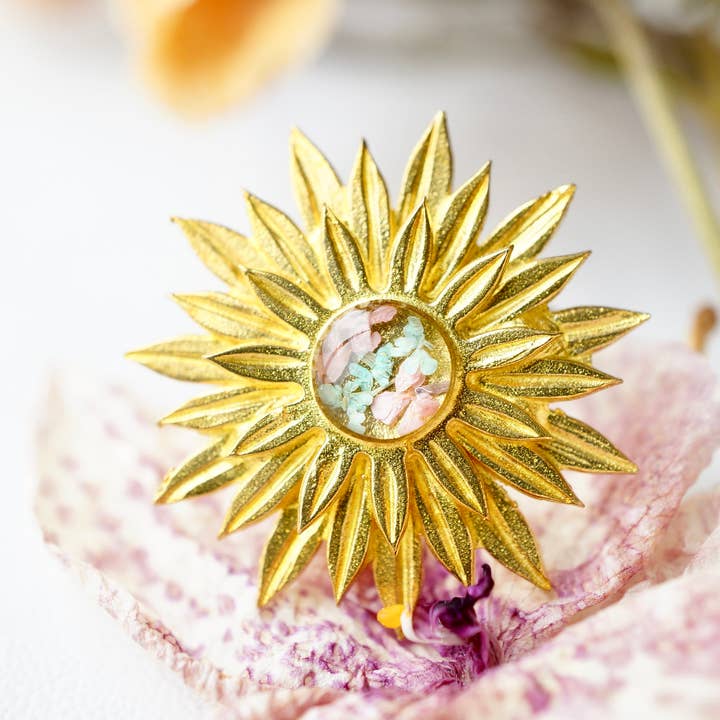 Bague soleil en or véritable fleurs pressées et résine pour la vente par Ann + Joy