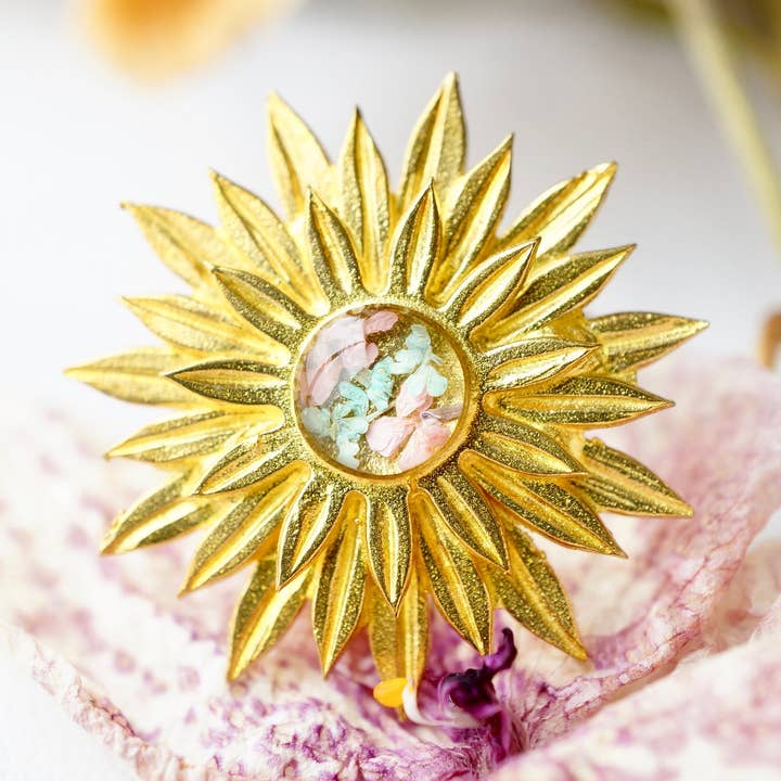 Bague véritable fleur pressée et résine, or soleil en menthe et rose clair pour la vente par Ann + Joy