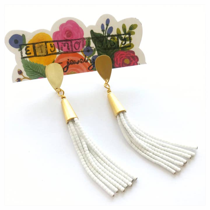 Boucles d'oreilles à pompon blanc - Bijoux Bohème - Bijoux à pompon pour la vente par Etymology Jewelry