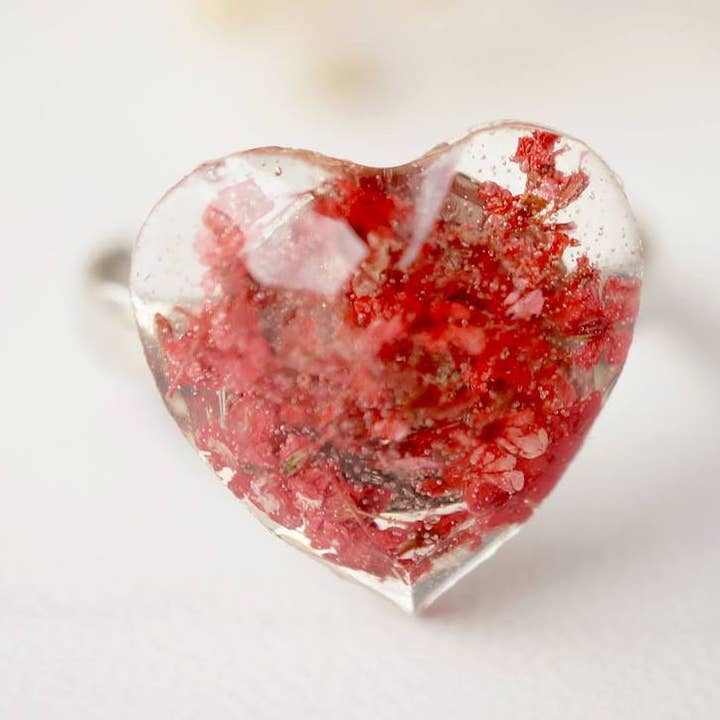 Bague en résine en forme de cœur en véritable fleurs séchées rouge pour la vente par Ann + Joy