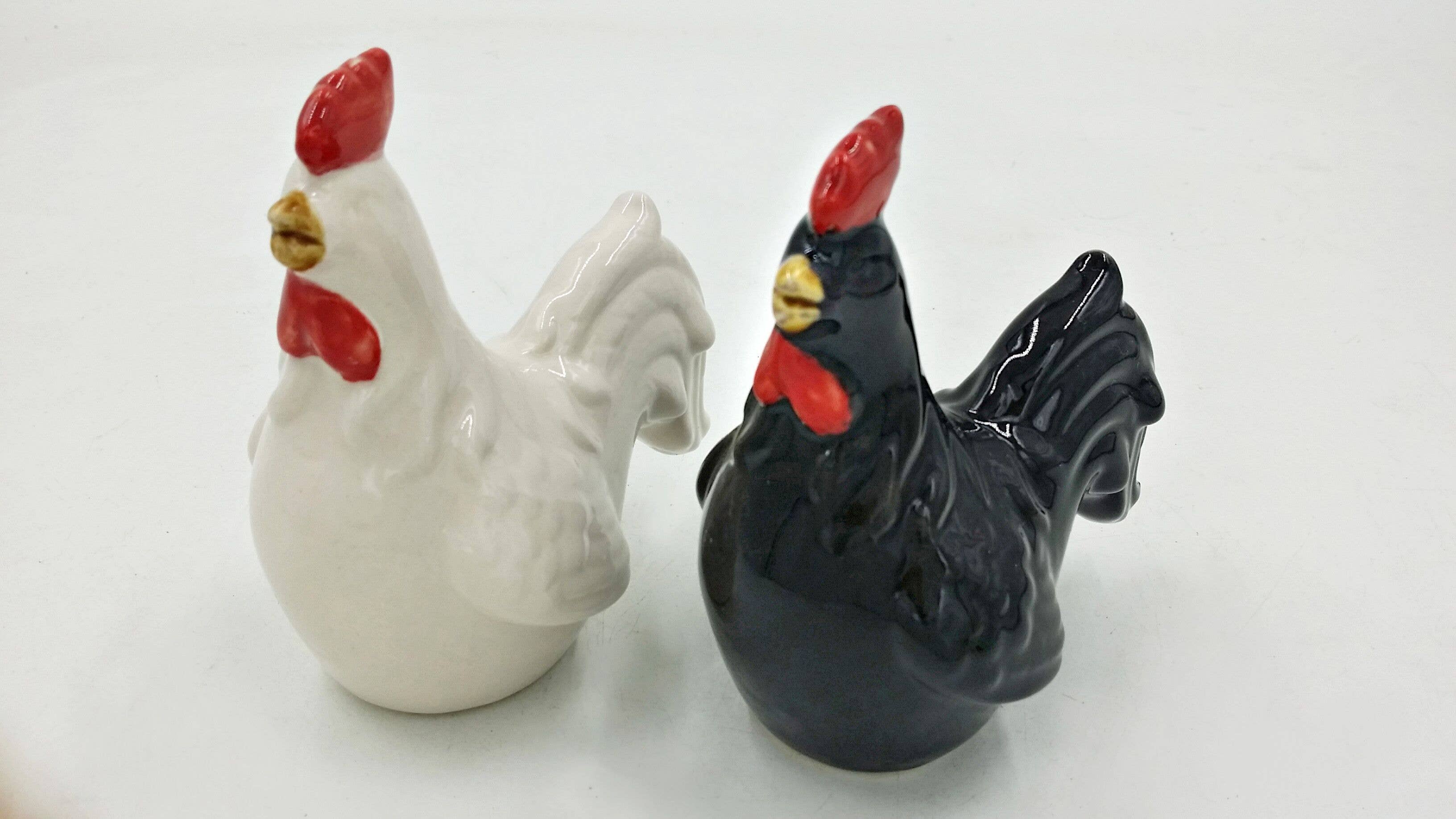 Drew Derose Design - Wholesale Salt & Pepper Shaker Set - Farmhouse Rooster Salt & Pepper Shaker Set2