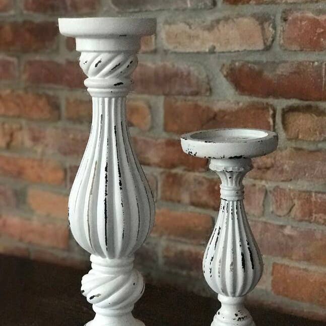 Juego de 2 candelabros de madera blanqueada para venta al por mayor de Drew Derose Design