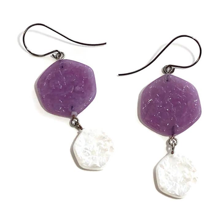 Brincos de gota dupla “vitral” branco lavanda e pérola por atacado de Leetie Lovendale