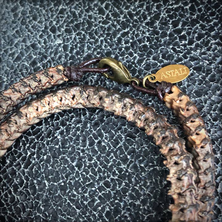 ASTALI - Venta al por mayor Brazalete - Pulsera de doble envoltura con vértebras de serpiente, huesos de serpientes africanas