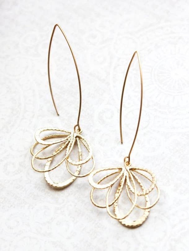 Boucles d'oreilles longues pendantes en or pour la vente par A Pocket of Posies