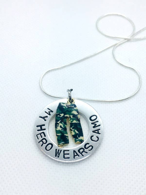 Min helt bærer Camo halskæde for engroshandel hos Me and My Sweet Pea