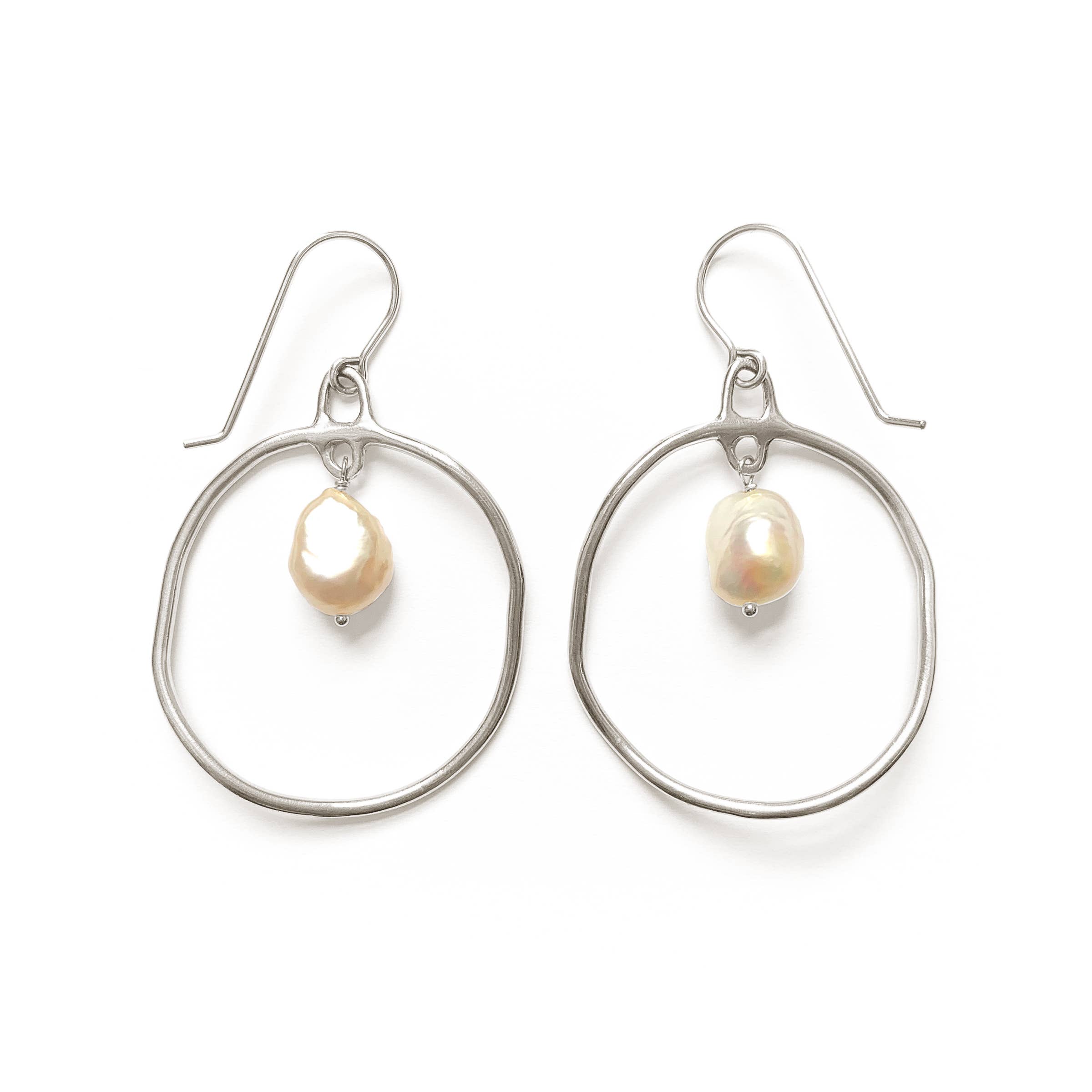 Goldeluxe Jewelry - Wholesale Hangende/ronde oorbellen - Pearl CALYPSO Statement Hoepeloorbellen5