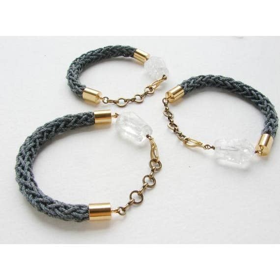 Grå og guld flettet venskab armbånd for engroshandel hos SORA DESIGNS