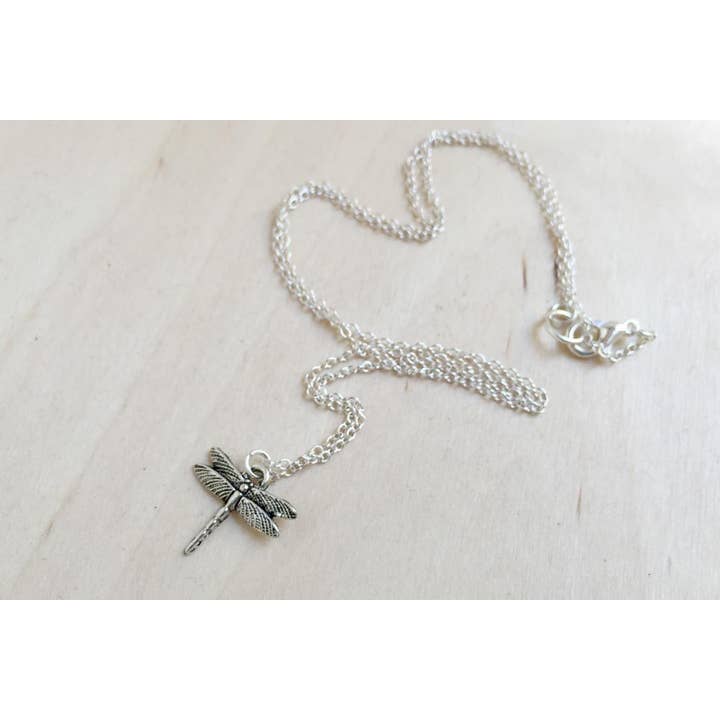 Petit collier libellule en argent de 45,7 cm pour la vente par Enchanted Leaves