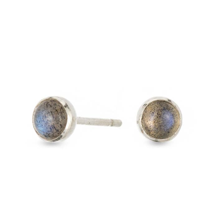 Clous d'oreilles Gemdrop en argent sterling labradorite de 4 mm pour la vente par Amanda K Lockrow