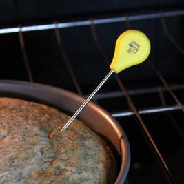 Lemon Poppy Inc. – Großhandel Küchengerät – AUSVERKAUF Kuchentester mit gelbem Silikongriff1