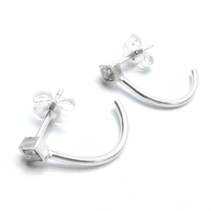 Huggie de ley con cristales de Swarovski para venta al por mayor de Jessica Elliot Jewelry