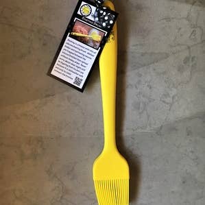 Brocha de repostería en amarillo con etiqueta colgante de LIQUIDACIÓN para venta al por mayor de Lemon Poppy Inc.