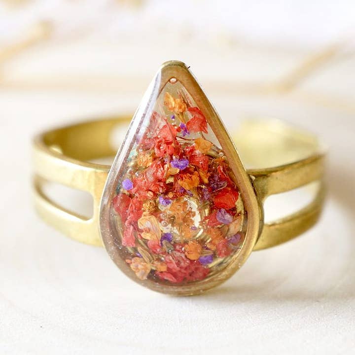 Bague en résine en forme de larme en or en orange, rouge et violet pour la vente par Ann + Joy