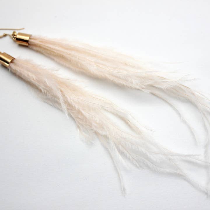 Brincos de penas de franja longa em ouro e champanhe por atacado de Camba Jewelry