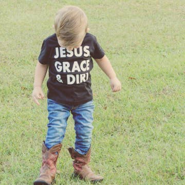 Jesus, Grace & Dirt - Camiseta de color liso para venta al por mayor de A Quiver Full