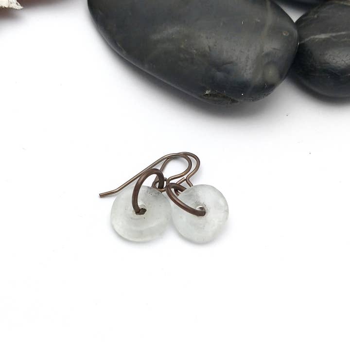 Krobo Ohrringe aus recyceltem Glas und Niobium #KBEWhite für den Großhandel von Soasa Designs