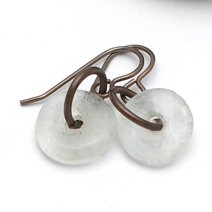 Krobo Återvunnet glas, Niob & Mässing Örhängen #KBEWhite för wholesale av Soasa Designs